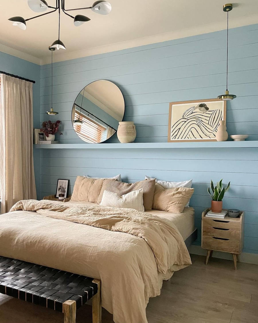 Casa colorida com parede azul no quarto de casal.
