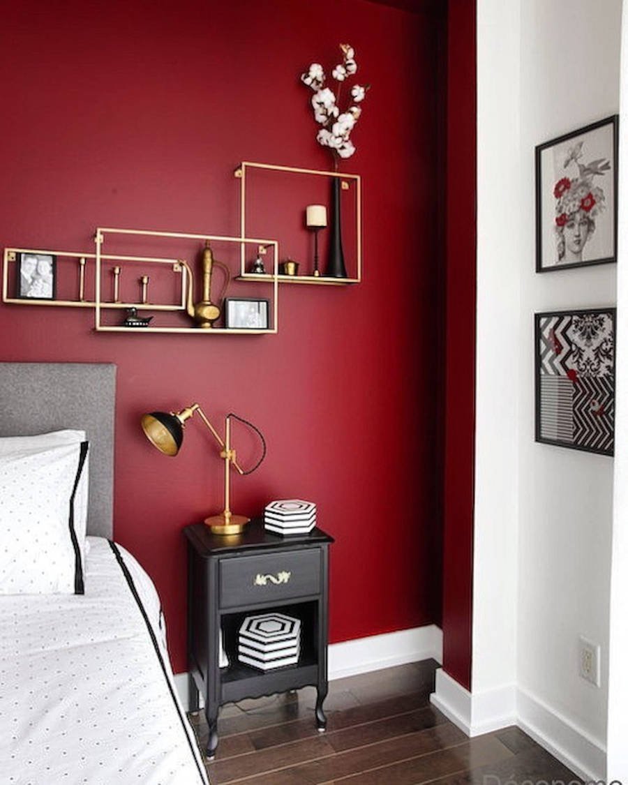 Casa colorida com quarto com parede vermelho escuro.