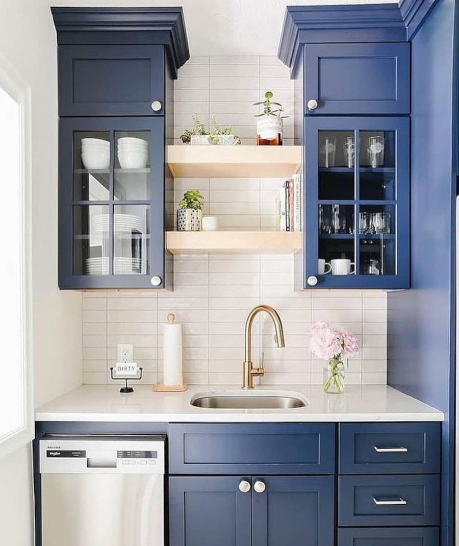 Mini cozinha com armário azul escuro.