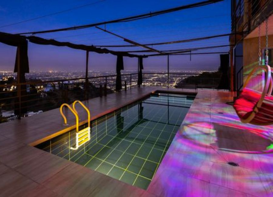 A piscina no terraço da Casa do Pecado, em Hollywood Hills