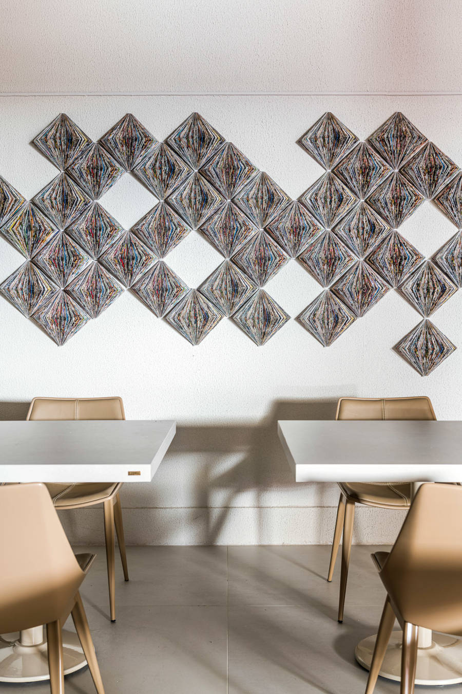 Restaurante com parede texturizada.