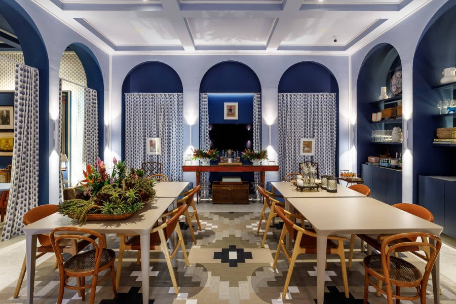 Sala de jantar com paredes azuis.