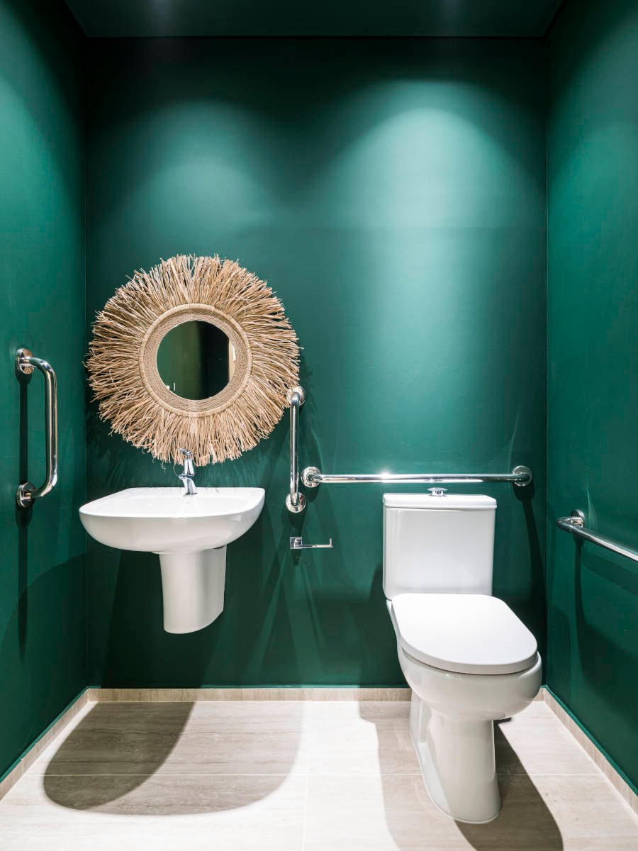 Banheiro com espelho com fibra natural.
