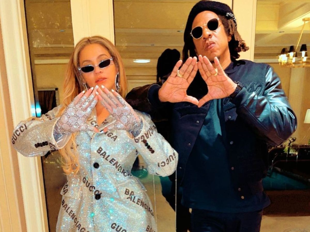 Beyoncé e Jay-Z posam juntos, fazendo um triângulo com as mãos. Eles são um dos casais mais ricos do mundo