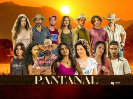 Foto de 14 personagens de "Pantanal". Eles estão em montagem, um do lado do outro. Na foto, tem a logo da novela e, no fundo, a imagem é de um pôr do sol.