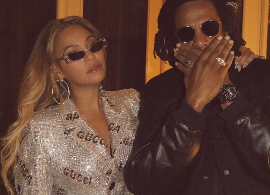 Beyoncé e Jay-z fazem parte da lista de casais mais ricos do mundo e posam em roupas luxuosas e com óculos de sol