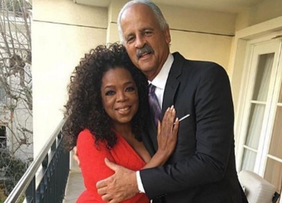 A apresentadora Oprah Winfrey e o marido posam juntos sorrindo