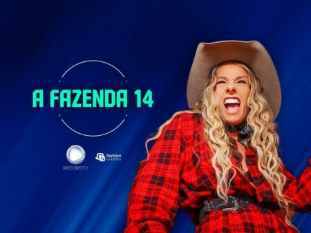 Foto de Adriane Galisteu em fundo azul. Apresentadora está sorridente, usando chapéu e roupa xadrez vermelho. Na imagem, há a logo do A Fazenda 14, da Recod TV e do Fashion Bubbles.