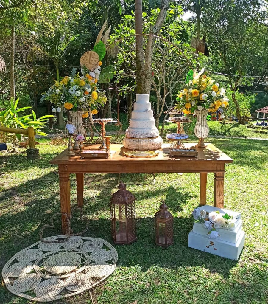Casamento no campo com decoração com flores amarelas.