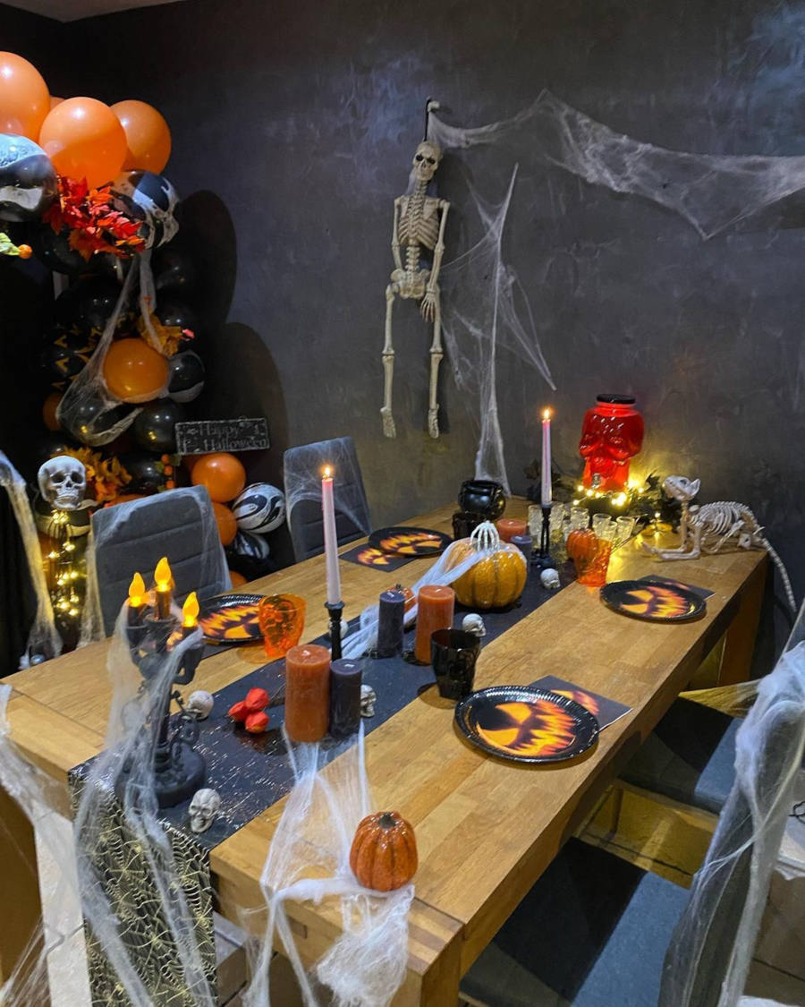 Sala de jantar assustadora no tema de halloween.