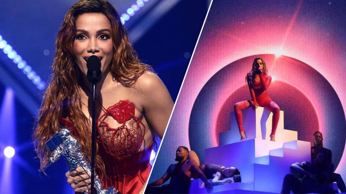 Montagem de duas fotos: Primeira Anitta segurando o prêmio do VMA 2022 e a segunda foto da performance dela no evento