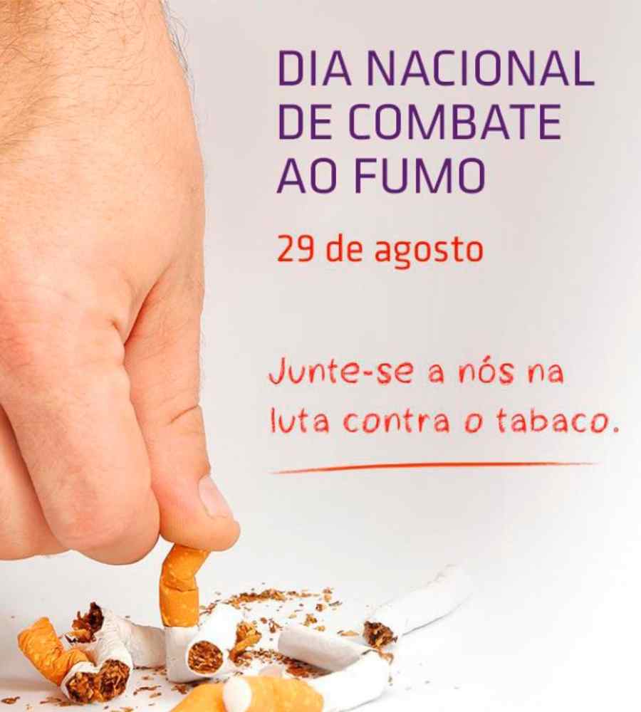 Foto de mão de homem apertando cigarros com o dedão sobre uma superfície branca. Na imagem, está escrito "Dia Nacionald e Combate ao Fumo - 29 de agosto - Junte-se a nós na luta contra o tabaco".