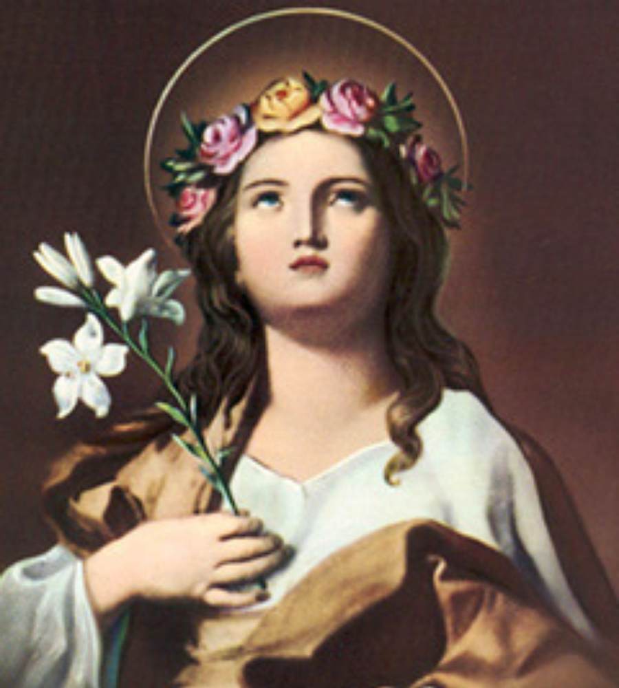 Foto de representação artística de Santa Rosália. Ela tem coroa de flores na cabeça e segura um ramo de flores brancas na mão; 
