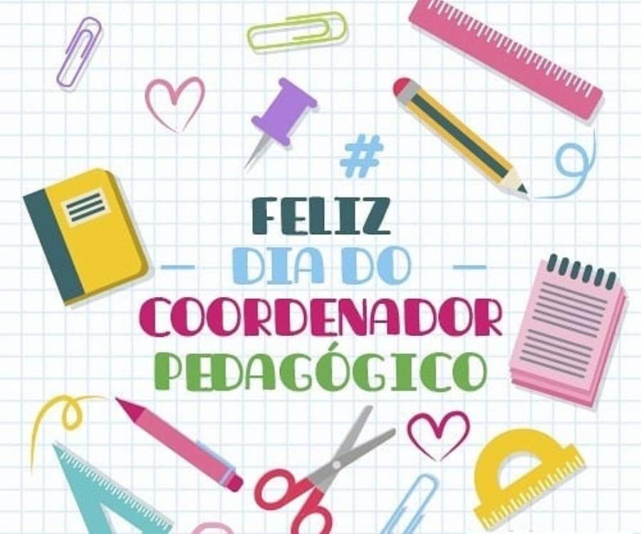 "Feliz Dia do Coordenador Pedagógico" escrito em fundo branco com desenhos de cadernos, canetas e réguas.