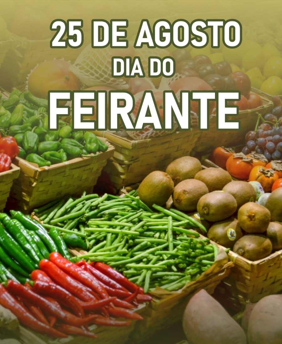 "25 de agosto Dia do Feirante" escrito em foto de feira com cestas cheias de verduras e frutas. 