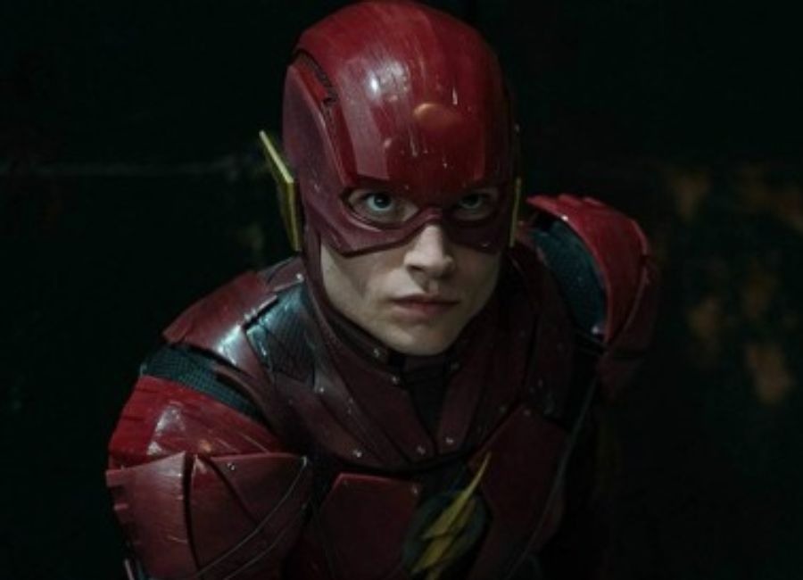 O ator Ezra Miller caracterizado como The Flash