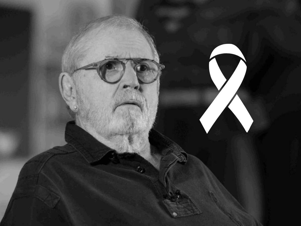 Foto de Jôa Soares em preto e branco e símbolo do luto.