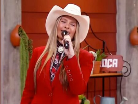 Adriane Galisteu apresentando A Fazenda