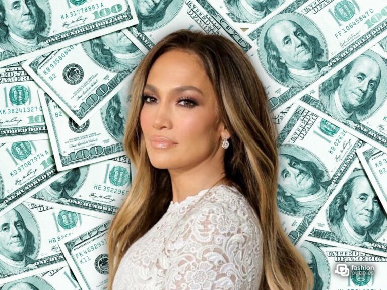 Foto de rosto até o ombro de Jennifer Lopez. Montagem com fundo de notas de 100 dólares.