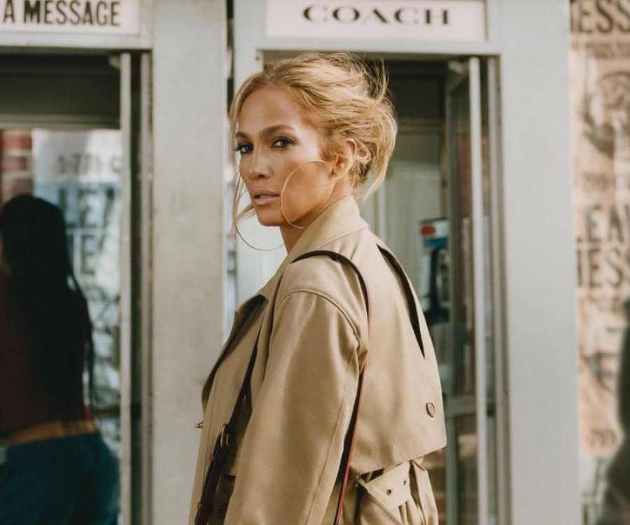 Jennifer Lopez fofografada na rua de frente para entrada da loja da Coach.