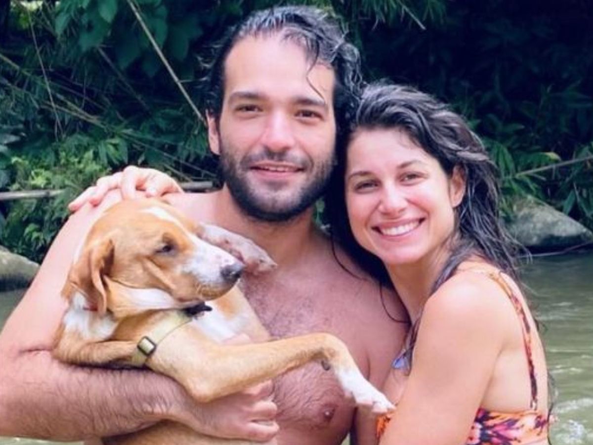 O casal Humberto Carrão e Chandelly Braz com seu cachorro