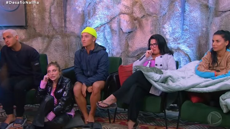 Kaio, Vitória, Nakagima, Solange e Jaciara assistem a disputa entre Ste e Whendy.