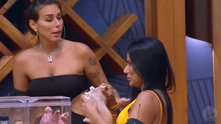 Enquanto Jaciara chora, Ste tenta consolar a amiga no balcão da cozinha da vila do Ilha Record.