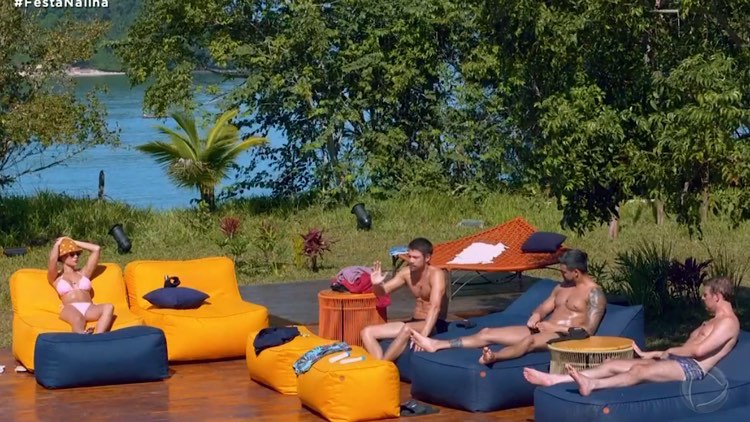 Whendy, Raphael, Bruno e Caique tomam sol na parte externa da Vila no Ilha Record