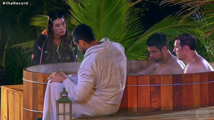 A noite, Whendy conversa com Rapha e Bruno que estão no ofuro enquanto ela e Caique estão na parte de fora.