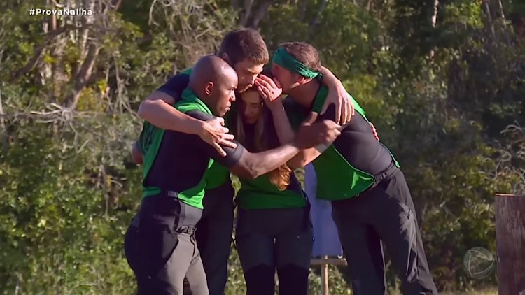 Equipe Esmeralda comemora vitória da prova e Fábio, Rapha, Bruno e Whendy se abraçam.