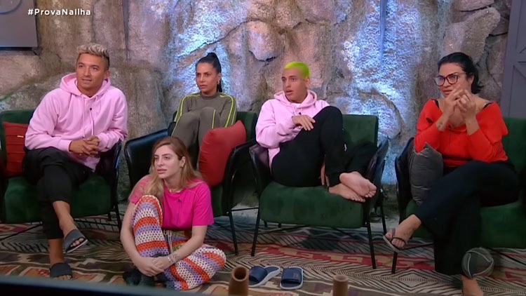 Na caverna do exílio, Nakagima, Vitória, Jaciara, Kaio e Solange estão sentados na sala acompanhando a prova da semana.