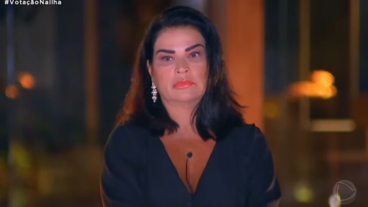 Solange Gomes de cara fechada durante a noite de votação do Ilha Record.