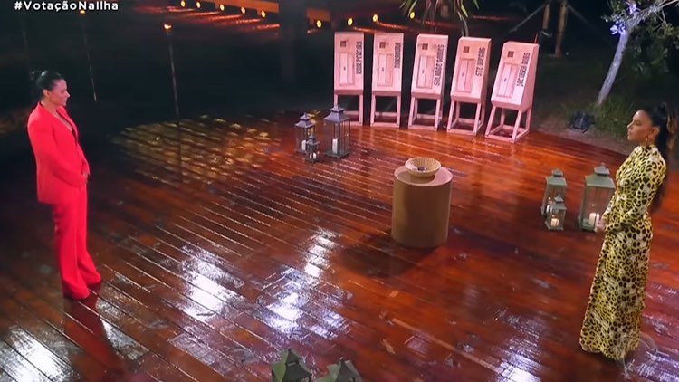 No deck de votação Jaciara está em pé de um lado e do outro Mariana Rios na noite de votação do Ilha Record.
