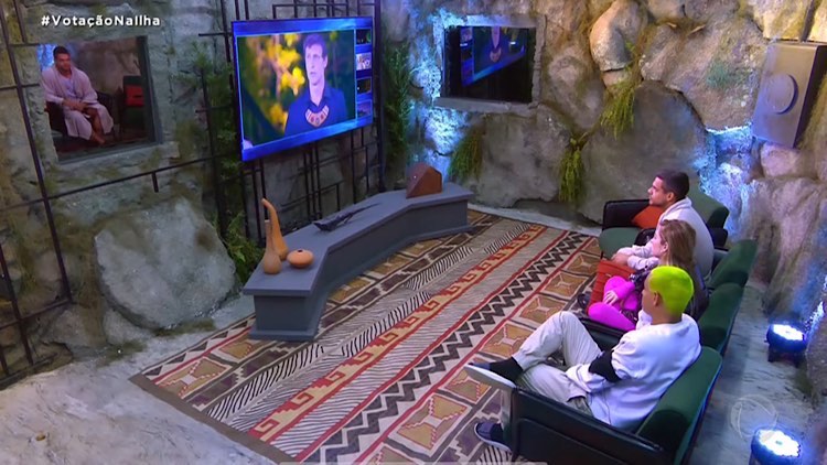 Na Caverna do Exílio, Kaio, Caique e Vitória assistem pela tv a votação. Na TV está Bruno justificando seu voto lá da Vila