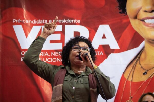 Foto da candidata à presidência nas eleições 2022 Vera Lúcia fazendo um discurso.