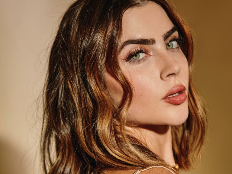 Foto rosto de Jade Picon com seu novo visual.