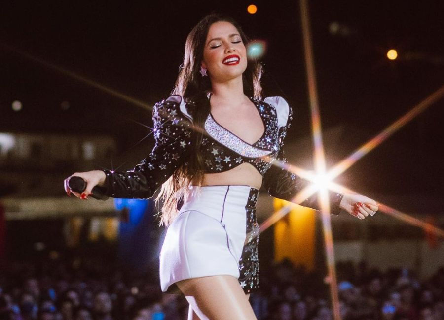A cantora Juliette sorrindo em um palco