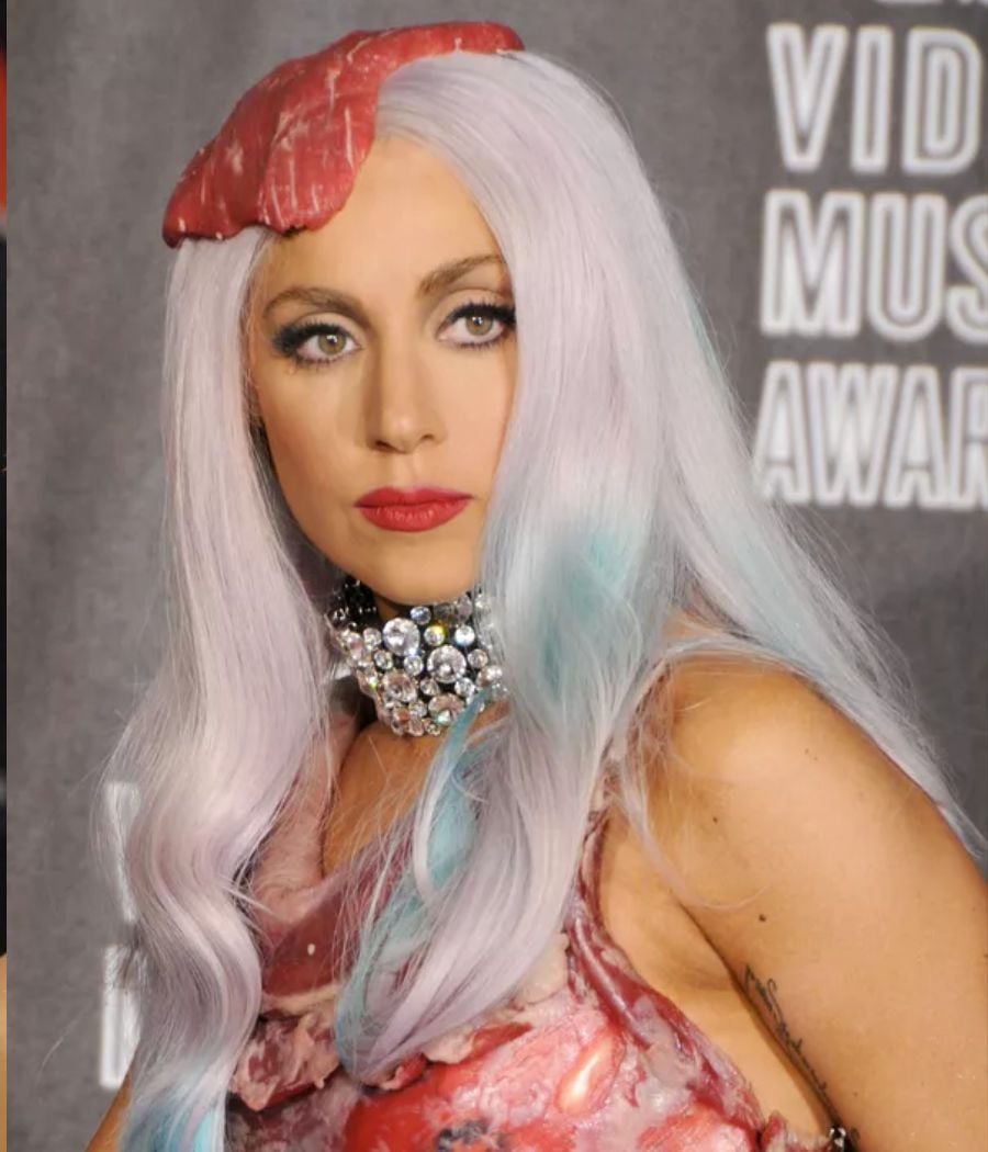 Lady Gaga no VMA com o look icônico de carne