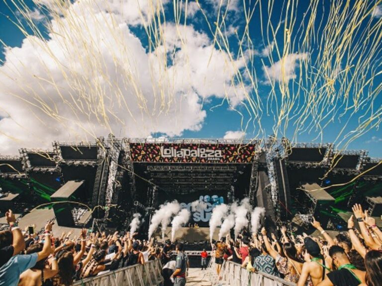 Um dos palcos do Lollapalooza Brasil com multidão reunida