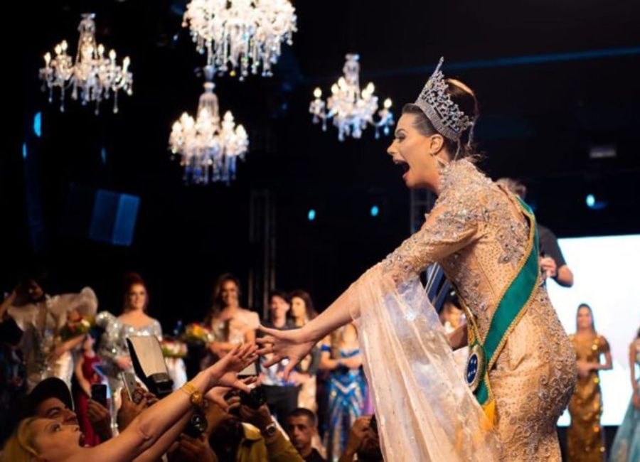 A atual Miss Brasil Gay agradecendo a plateia