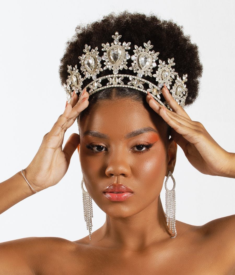 A candidata a Miss Ceará usa uma coroa