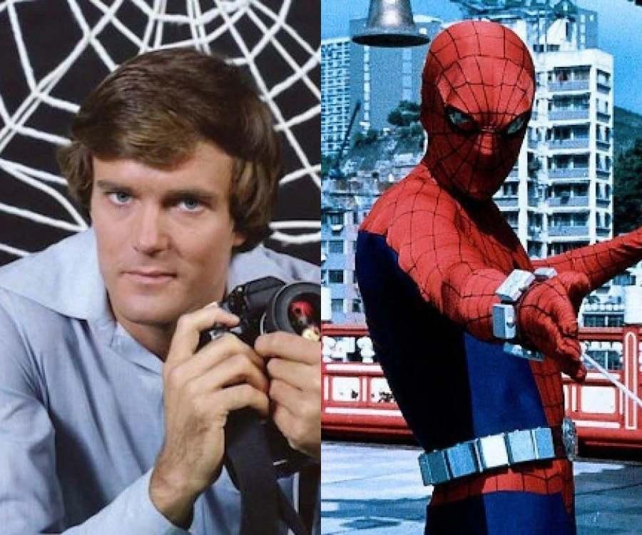 Duas fotos em uma montagem. Na 1ª, o ator Nicholas Hammond segurando uma câmera. Na 2ª, ele como homem-aranha, usando o traje do herói em cima de um prédio.