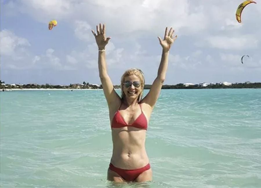 A cantora Paula Toller posa de biquini vermelho no mar