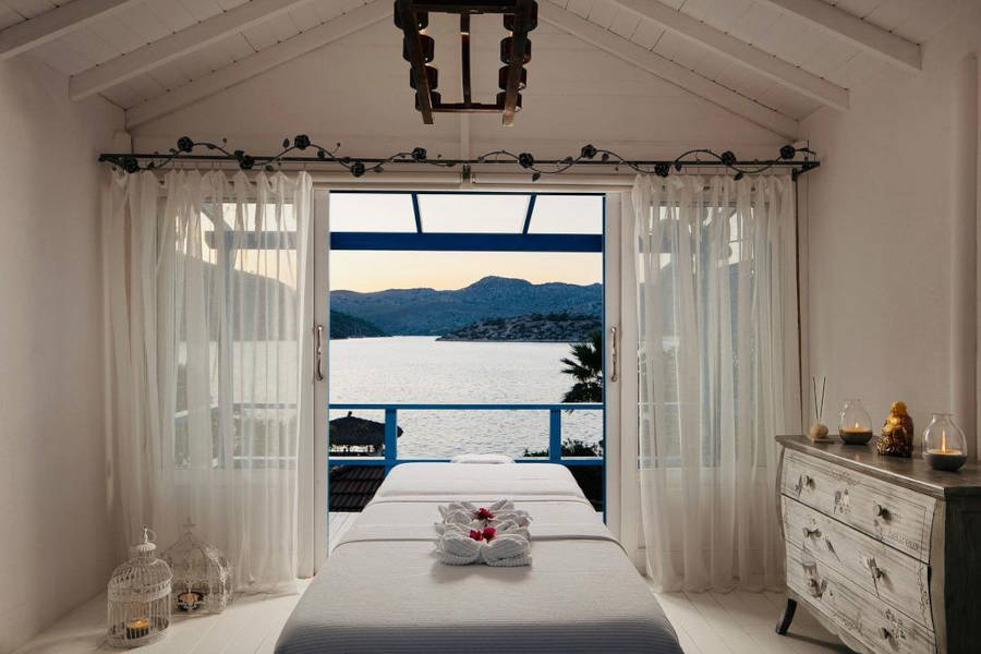 Quarto de massagem com vista para o mar.