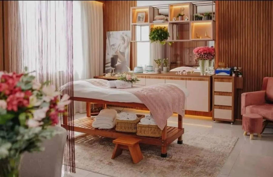 Espaço decorado com tons amadeirados e flores.