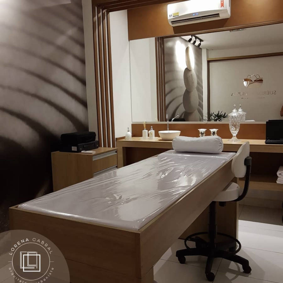 Quarto de massagem com pia na bancada.