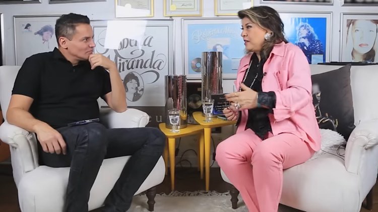 Roberta Miranda sentada em uma poltrona da sua casa dando entrevista à Leo Dias.