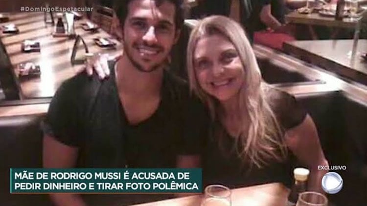 Mara aparece abraçada com Rodrigo Mussi em um restaurante.