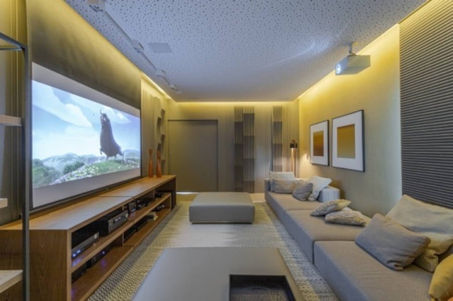 Sala de tv sem janela com iluminação nas sancas de gesso. 