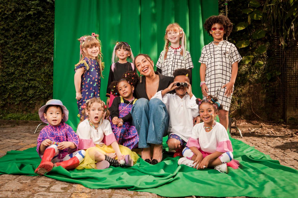 Sabrina Sato posa junto com 9 crianças para a campanha da sua nova coleção da Sato Kid
